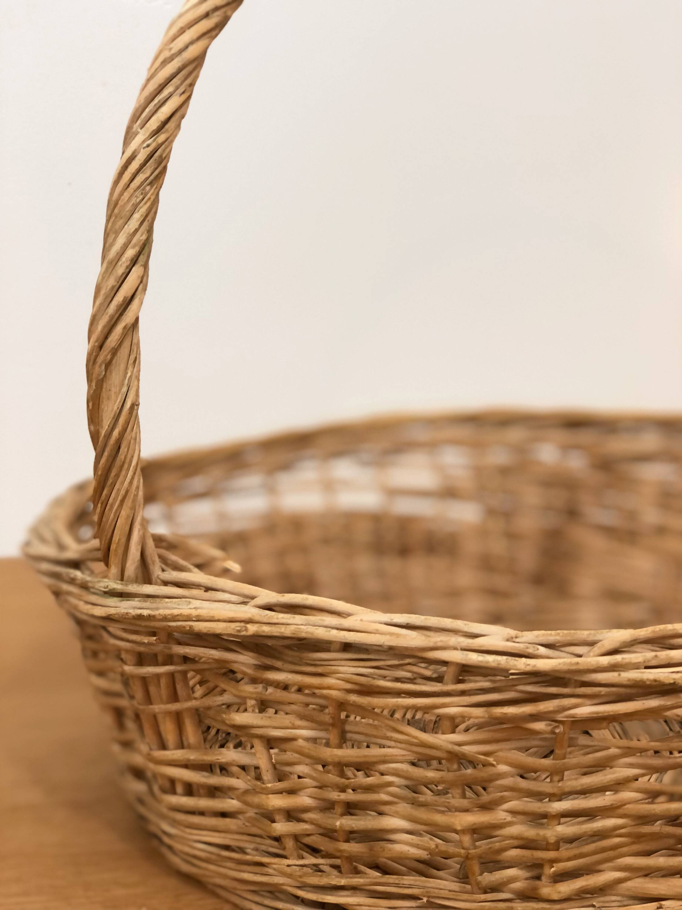 Natural wicker presentation basket