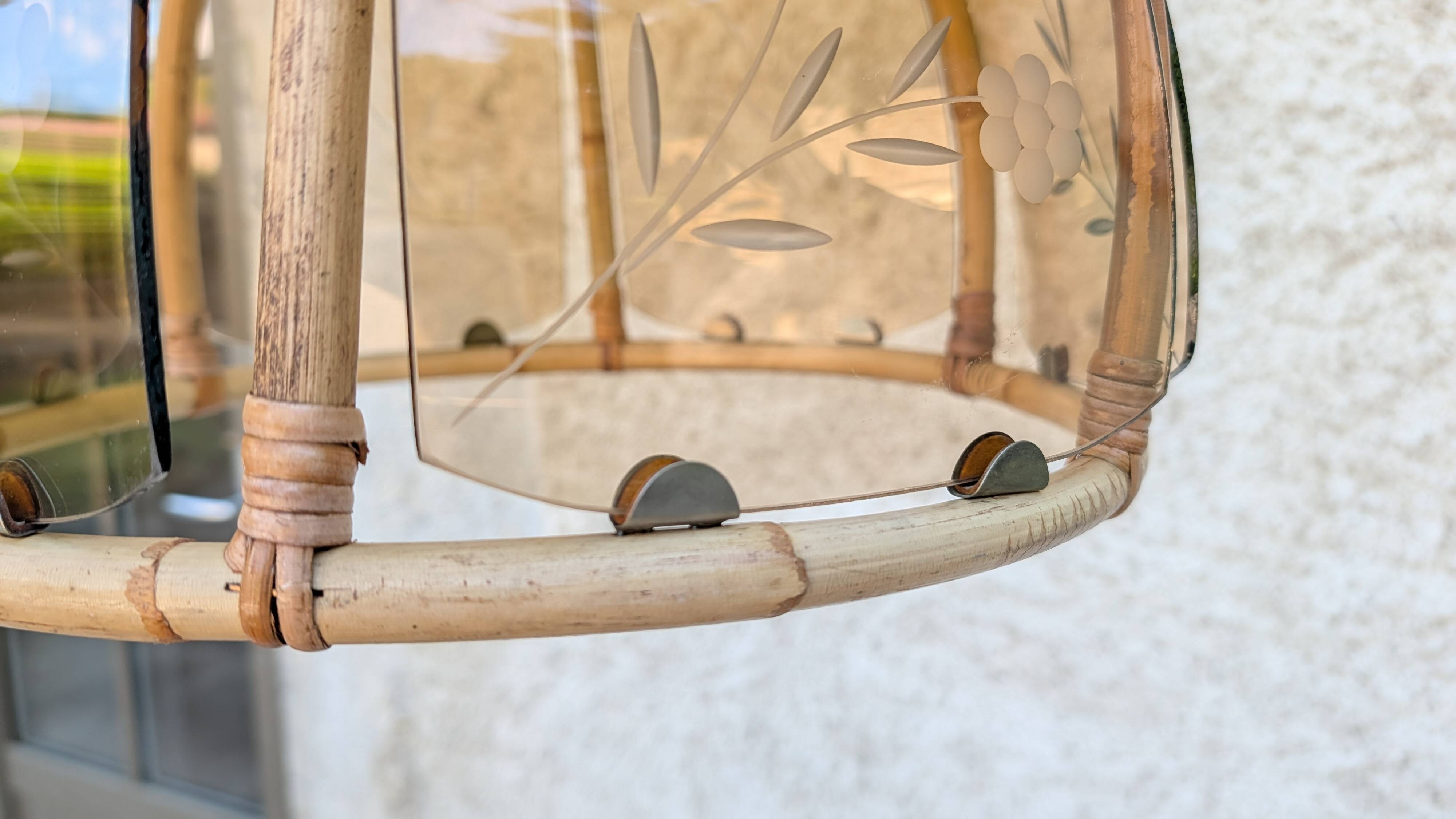 Suspension vintage rotin et verre fumé gravé – années 70