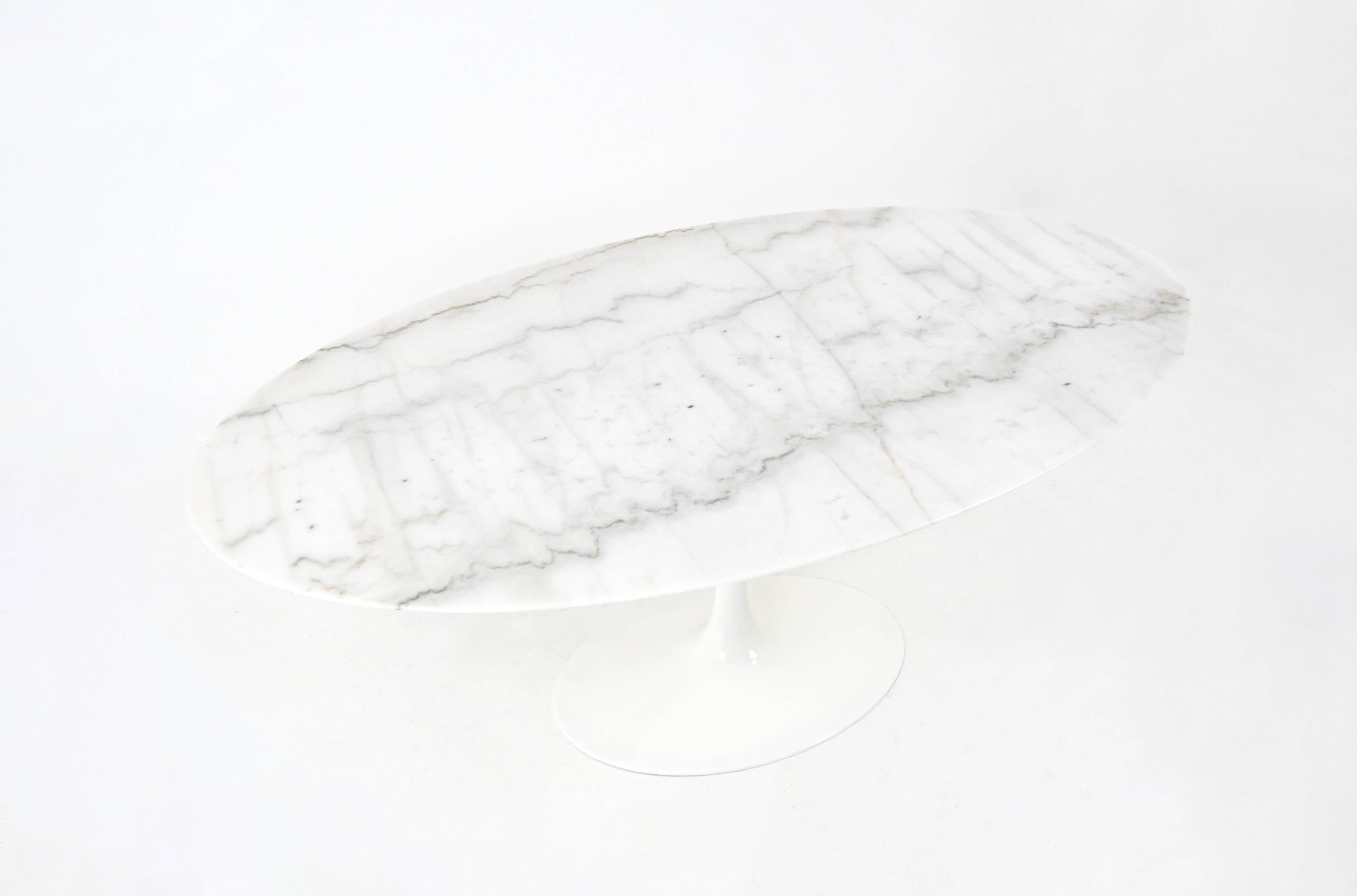 Oval dining table by Eero Saarinen for Knoll International, 1960s.