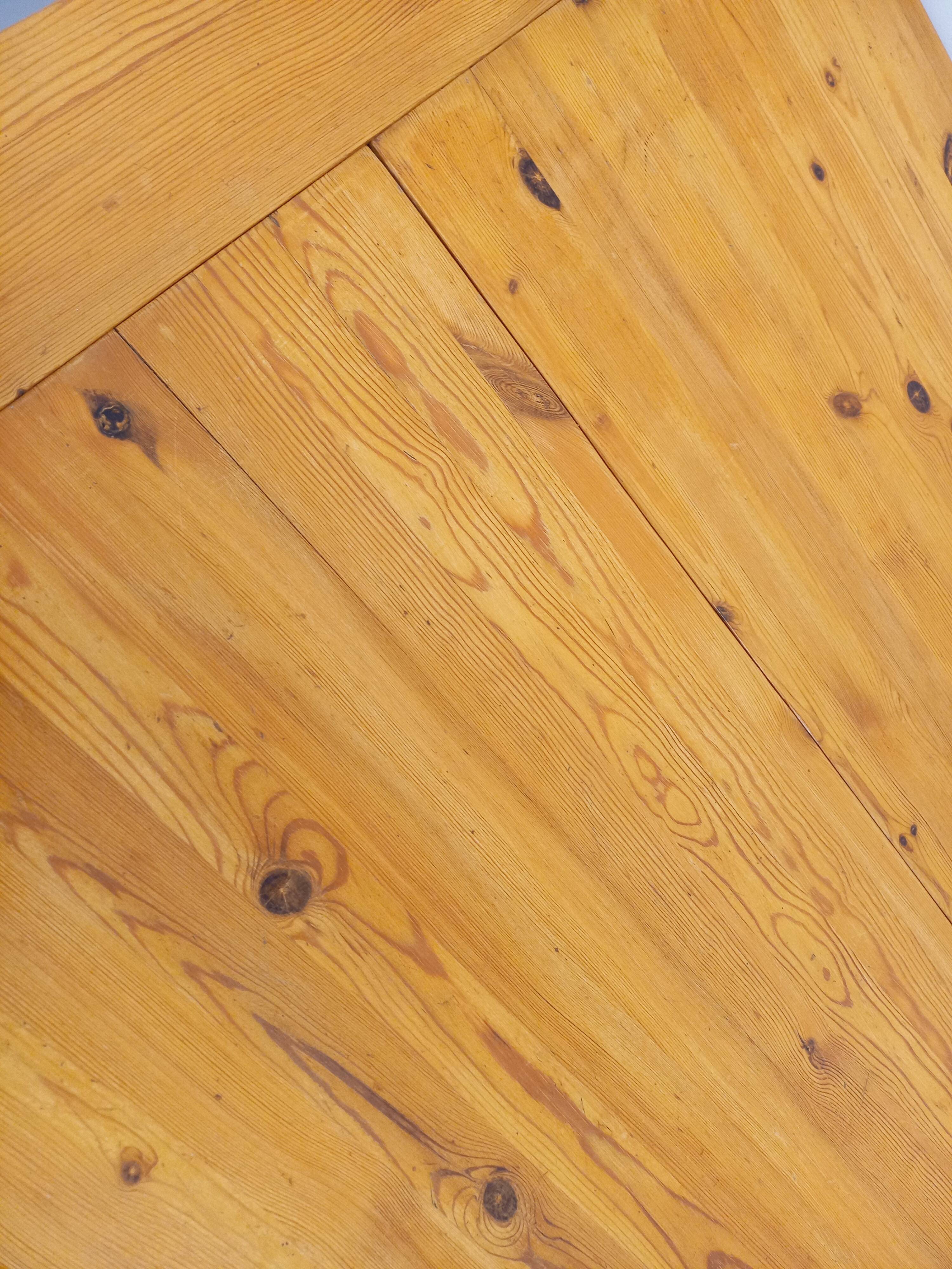 Large vintage coffee table in solid pine from the 70s and 80s.