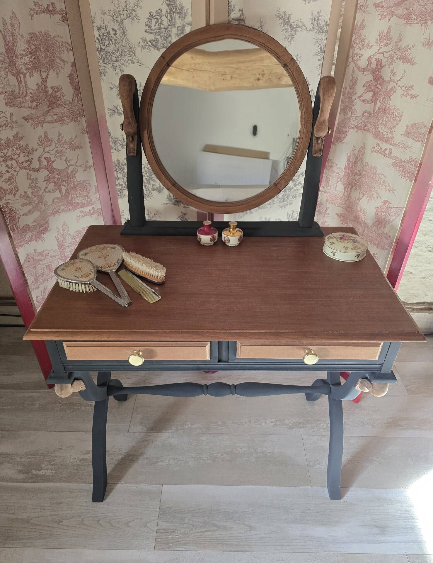Coiffeuse à têtes de cygne