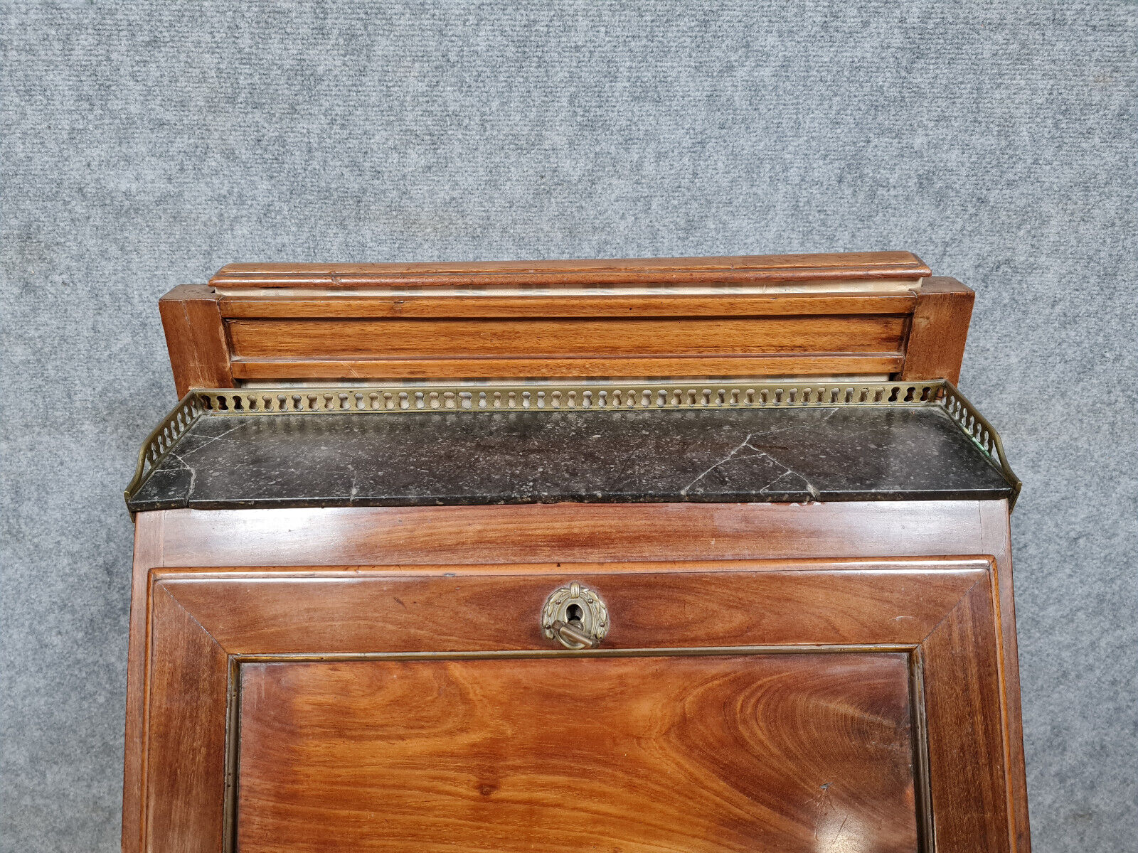 Louis XVI era sweet banknote with removable mahogany upper part circa 1780