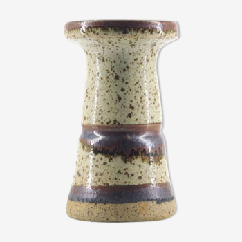 Vase en céramique à pois dans des tons de terre