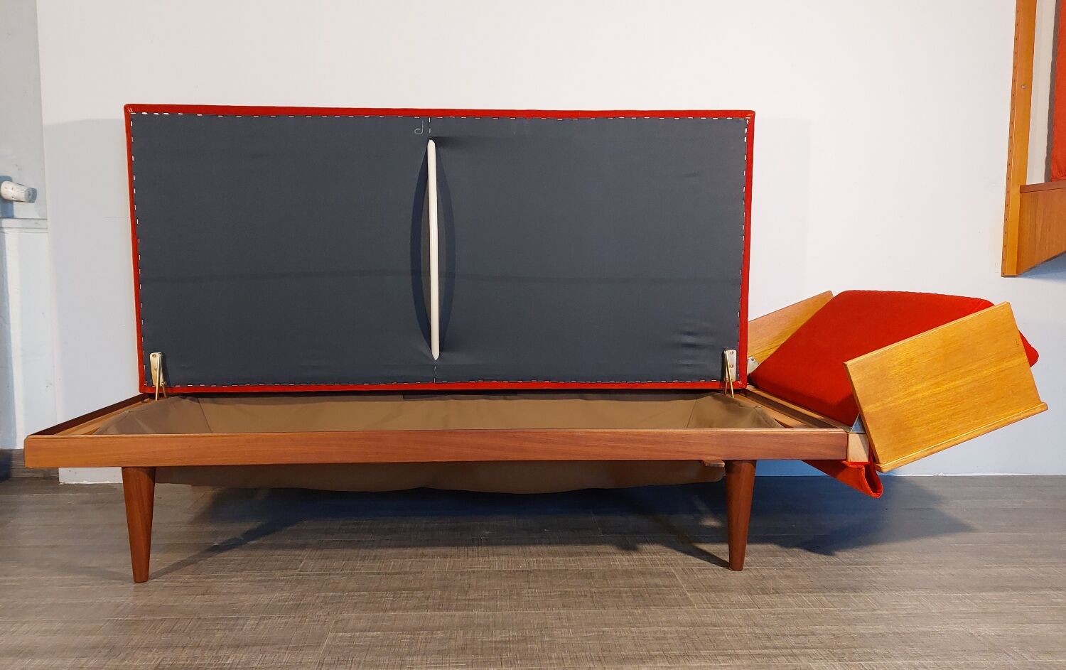 Daybed norvégien par Ekornes, en teck et tissu rouge, 1960