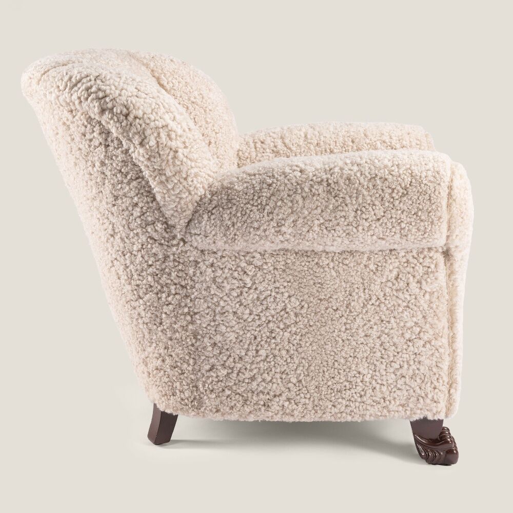 Lounge chair with lion claw feet
