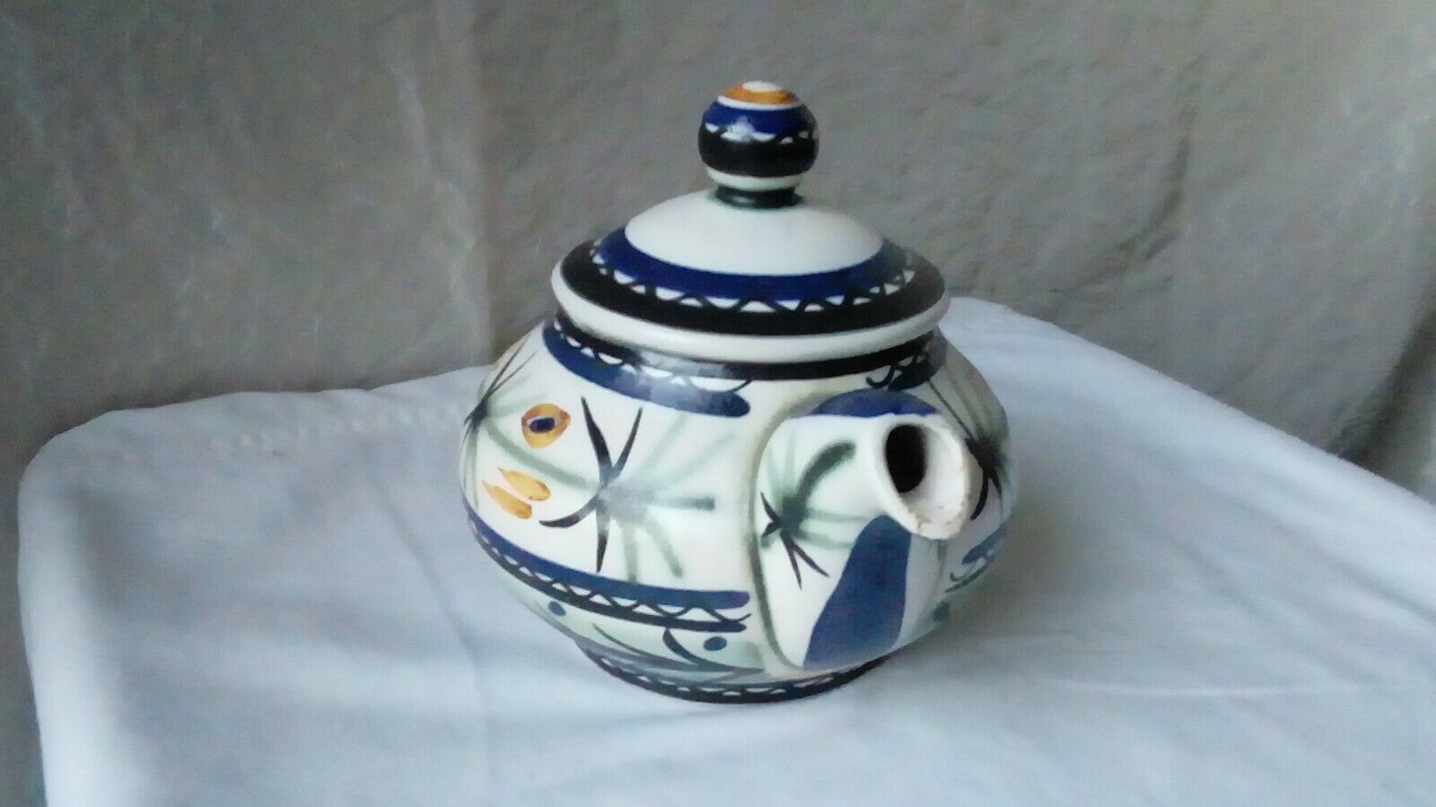 Ceramic theiere of quimper keraluc