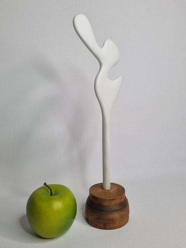 Sculpture d’inspiration biomorphique, sur socle en bois industriel, 37 cm