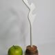 Sculpture d’inspiration biomorphique, sur socle en bois industriel, 37 cm