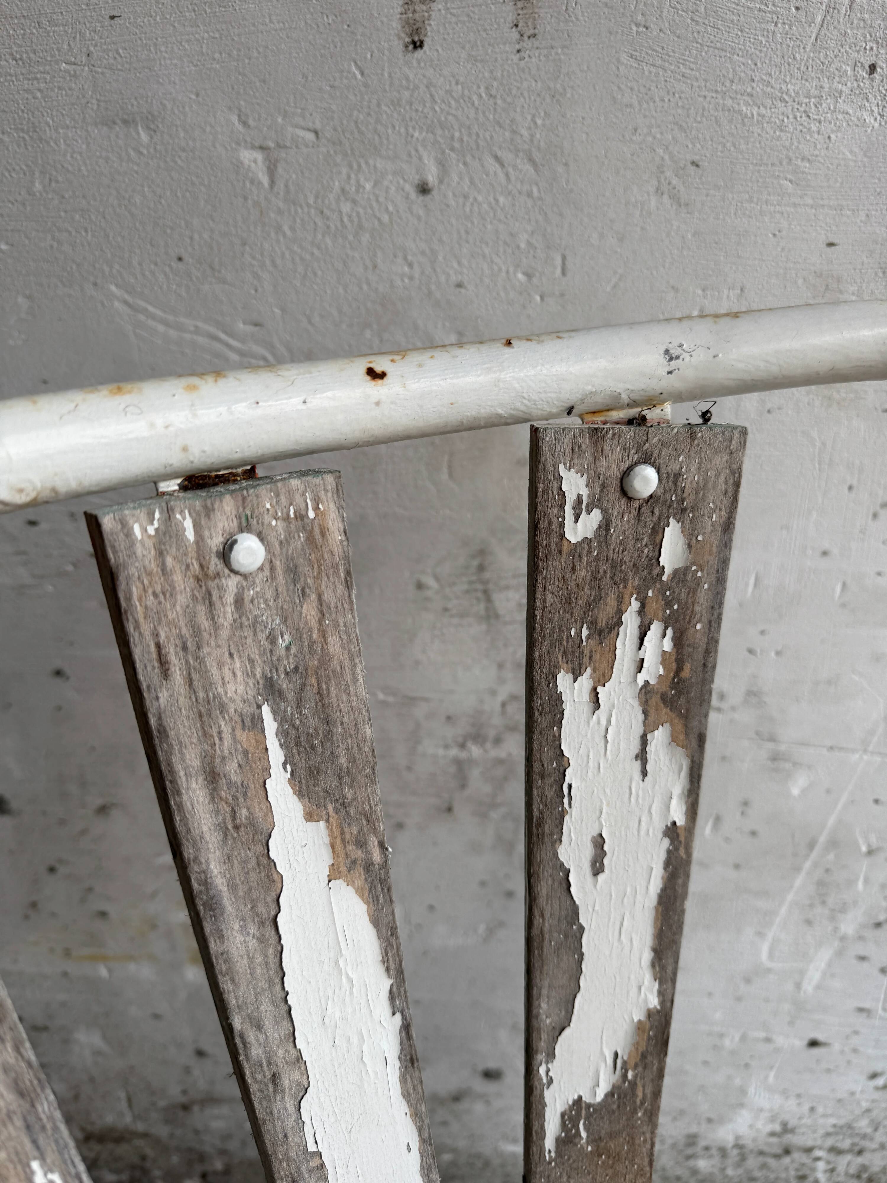 Ensemble de 4 chaises de jardin vintage en métal blanc et bois avec structures tubulaires en acier