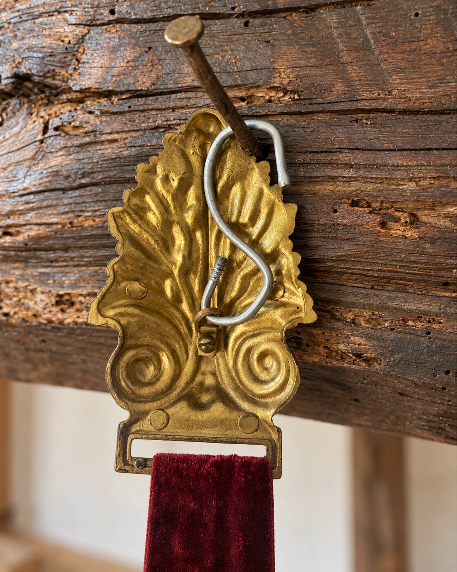 Vintage hanging mirror in gold metal and burgundy velvet – 63 × 24 cm