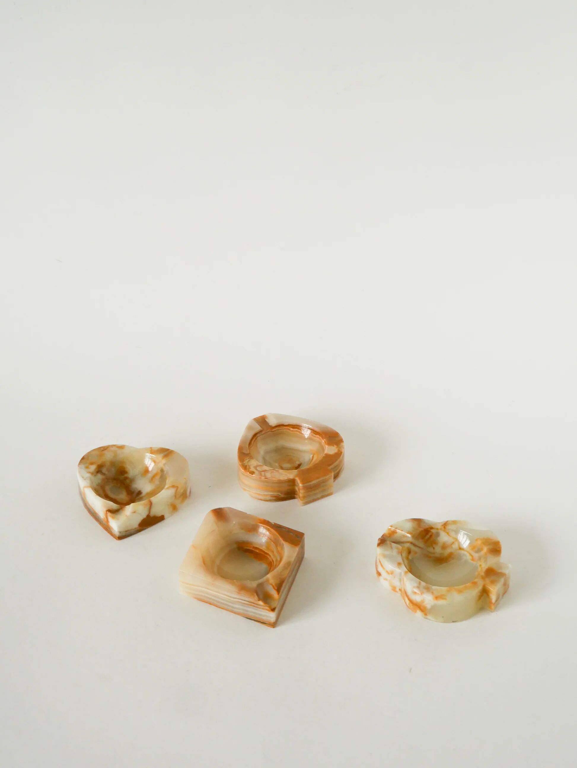 Vide-poche en albâtre, forme pique, beige et marron, 1970