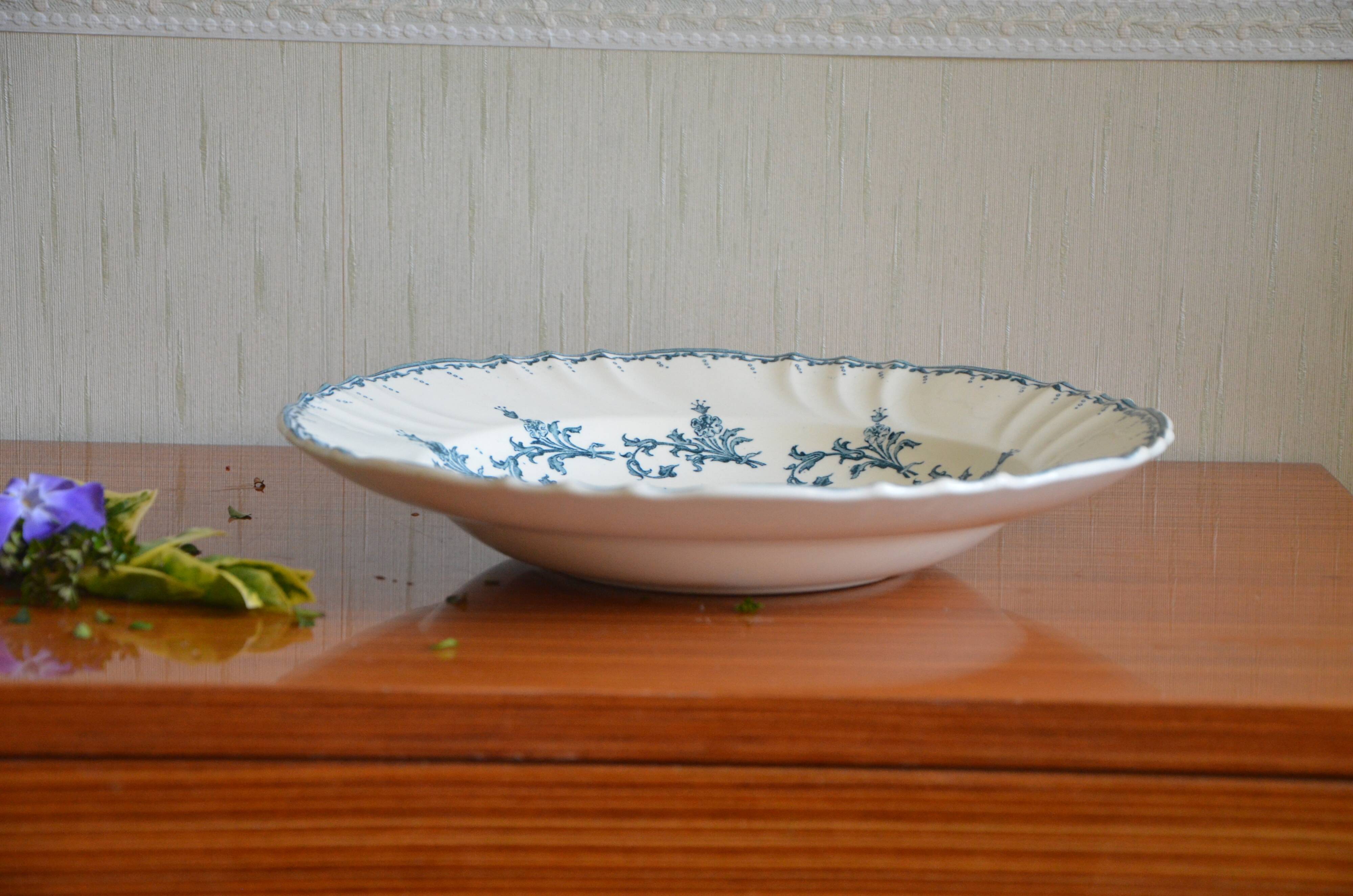 Chantilly hollow dish from the Longwy factory