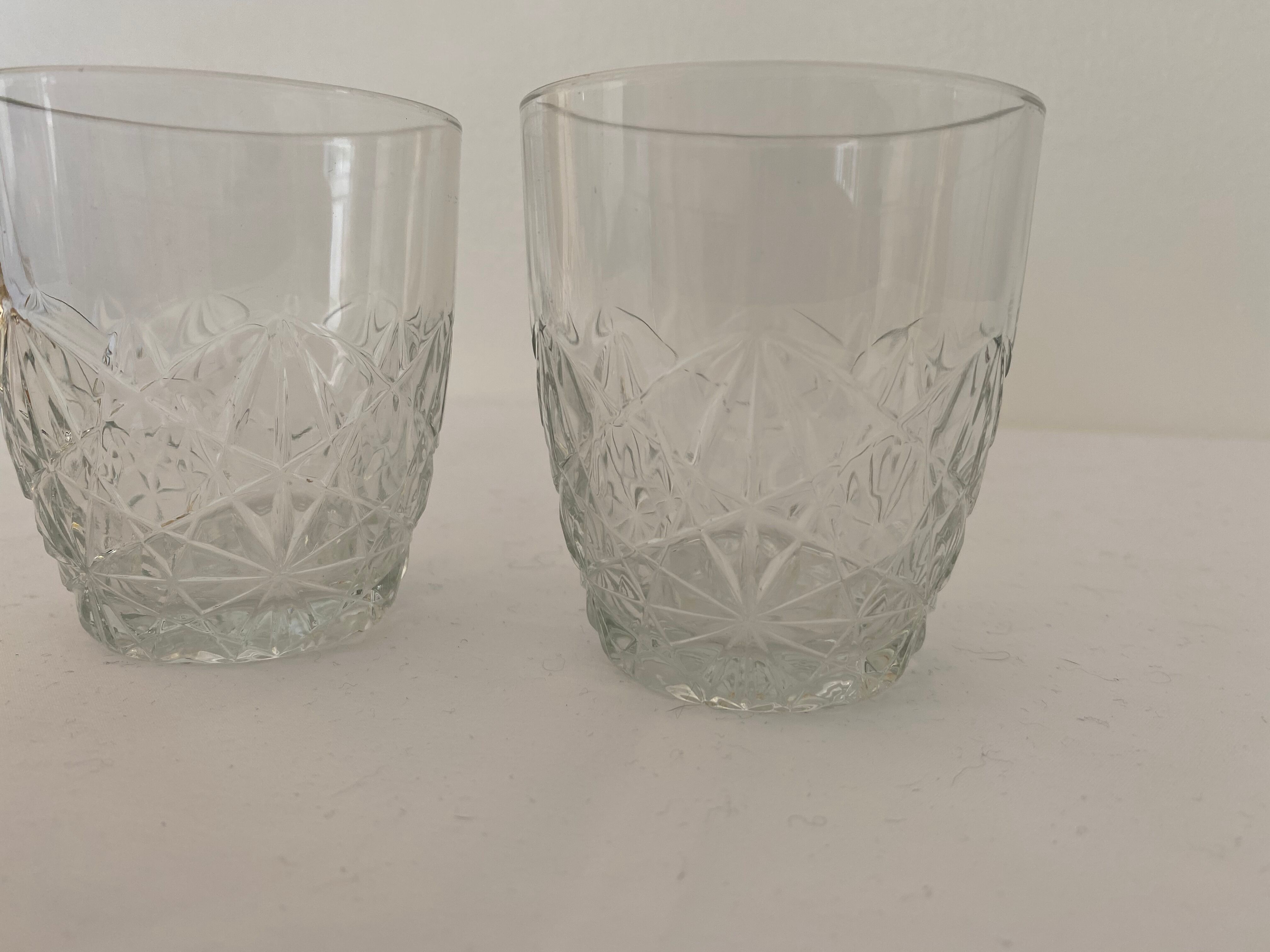 Set of 2 glasses with chissed water