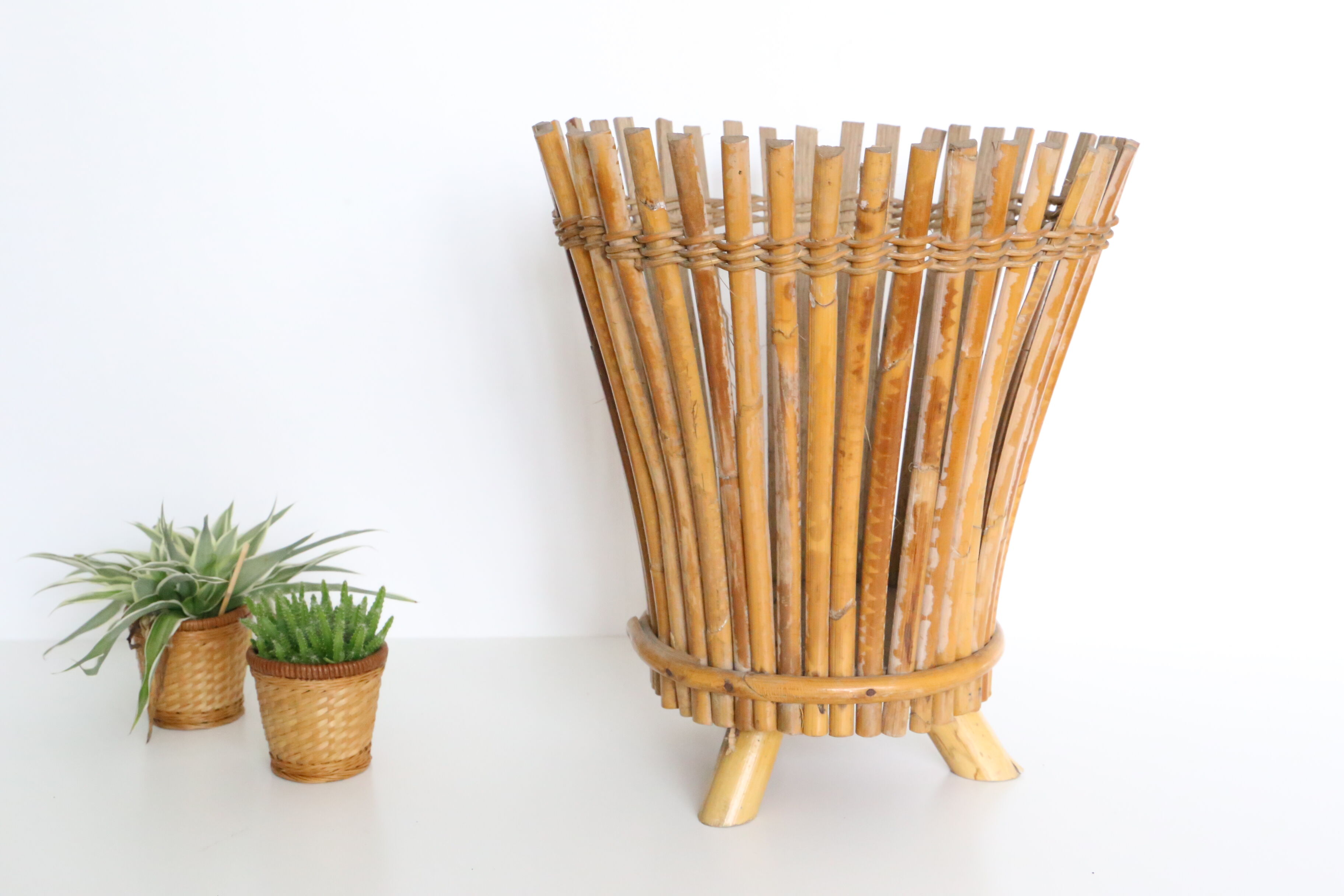 Cache pot en rotin sur pied, années 60