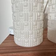 Lot de trois suspensions en opaline scandinave blanche