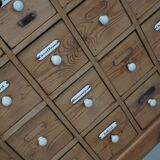 Armoire d'apothicaire allemande antique en pin avec boucliers en émail, années 1900