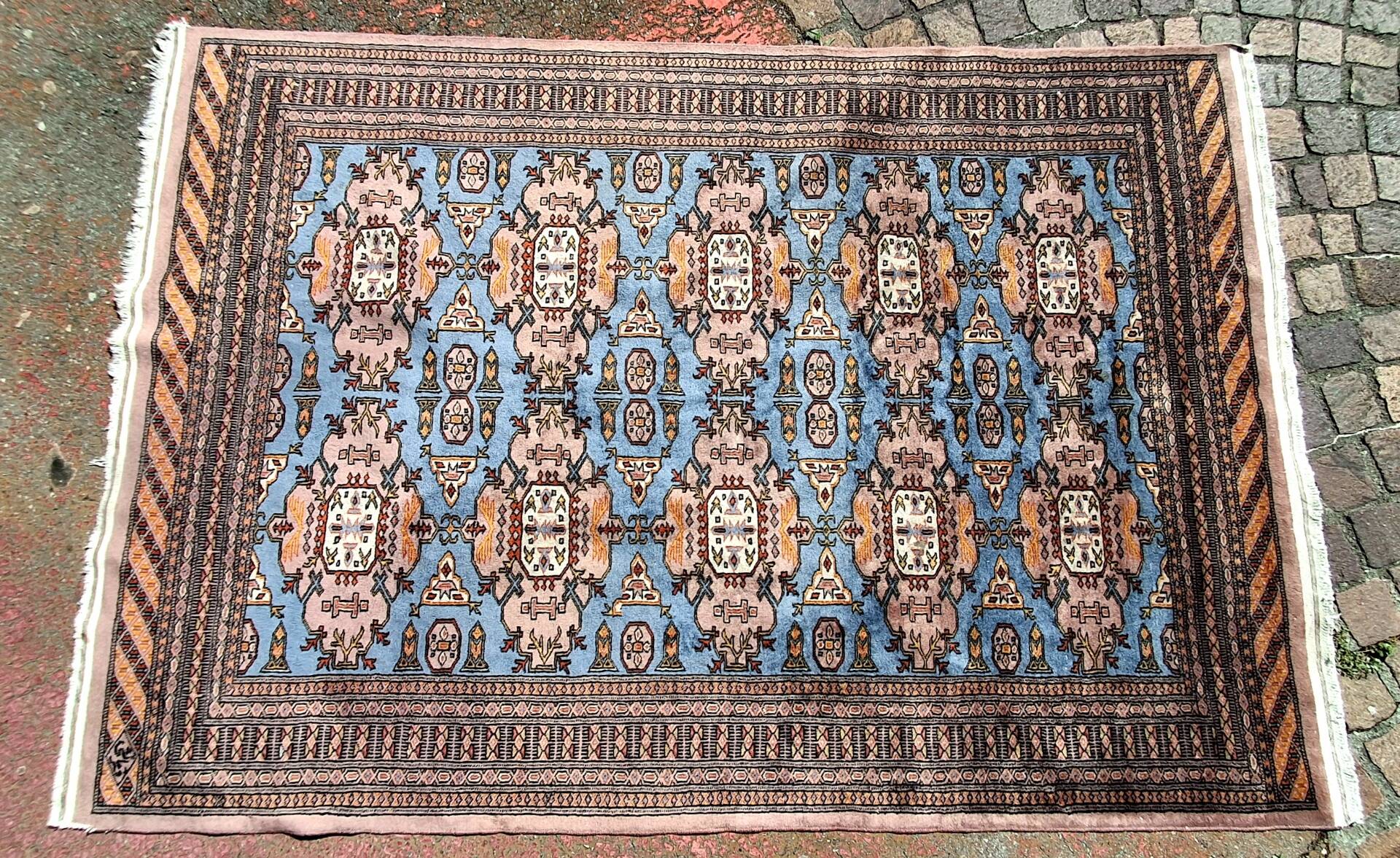 Tapis d'orient, taille 243 x 168 cm, signé numéroté