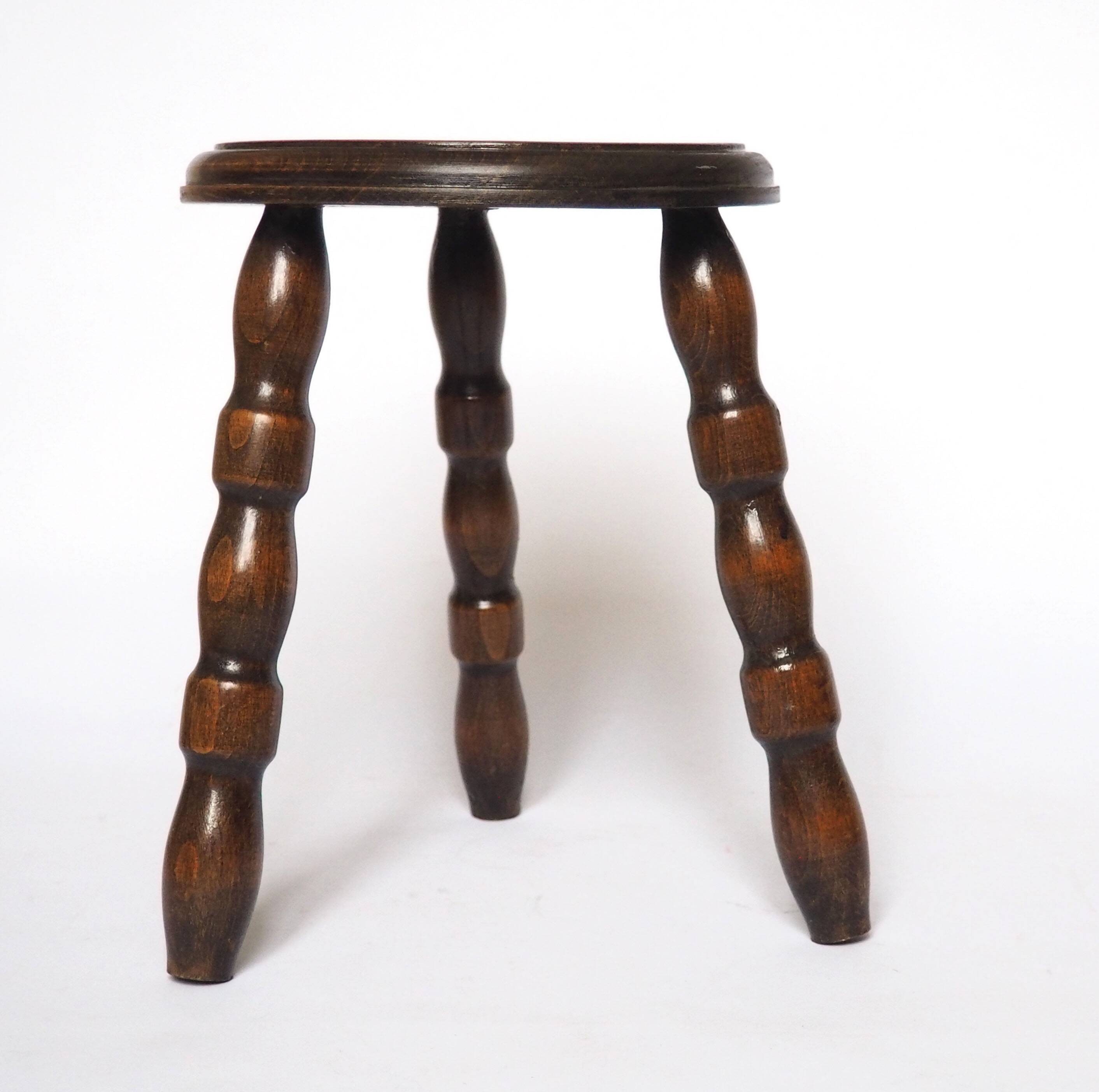 Tabouret tripode bois tourné