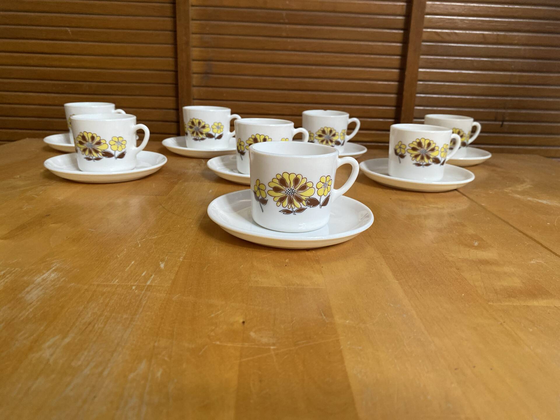 Series 8 cups & saucers sovirel white ceramic flower power fr