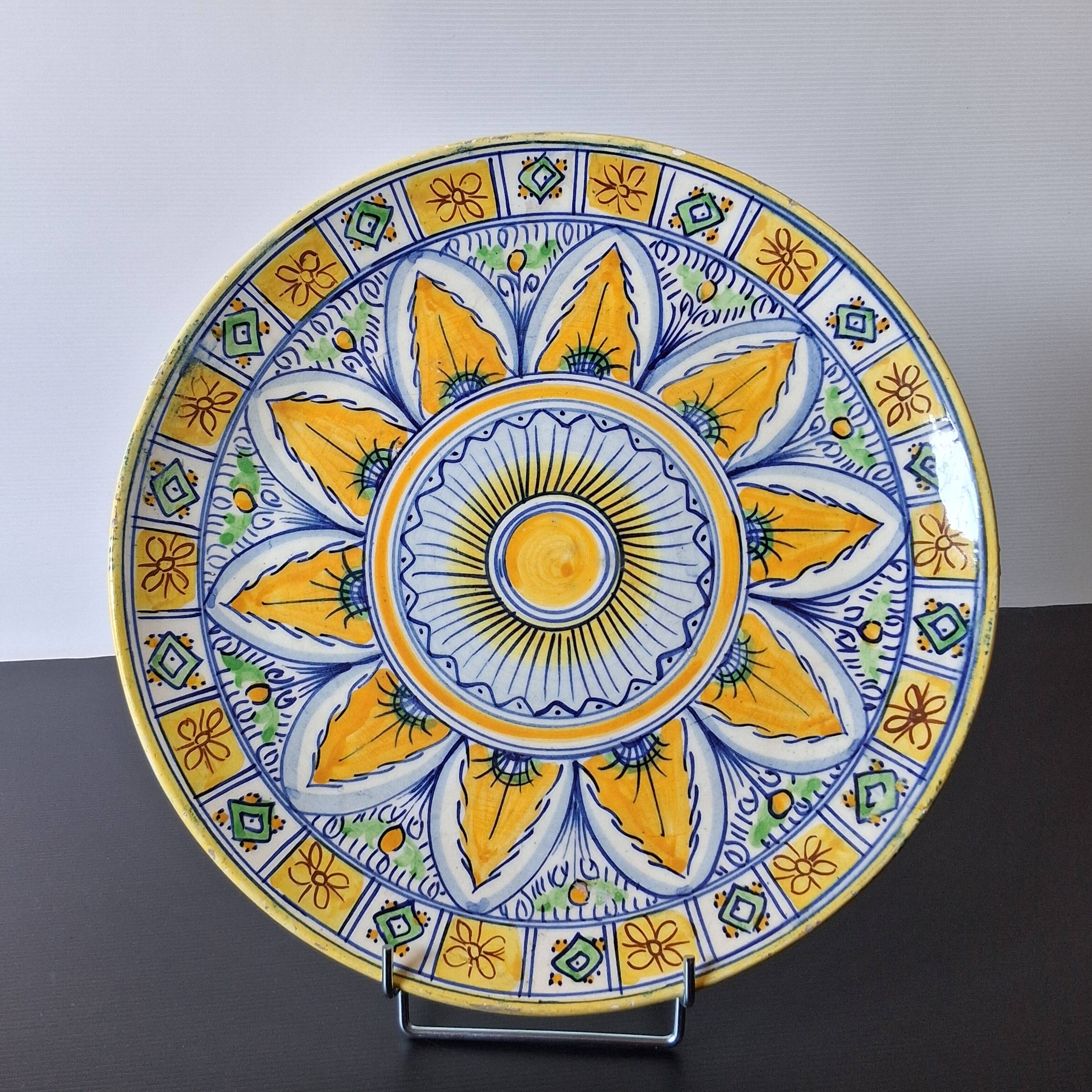 Very large serving dish / or fruit bowl in ceramic in very good condition.