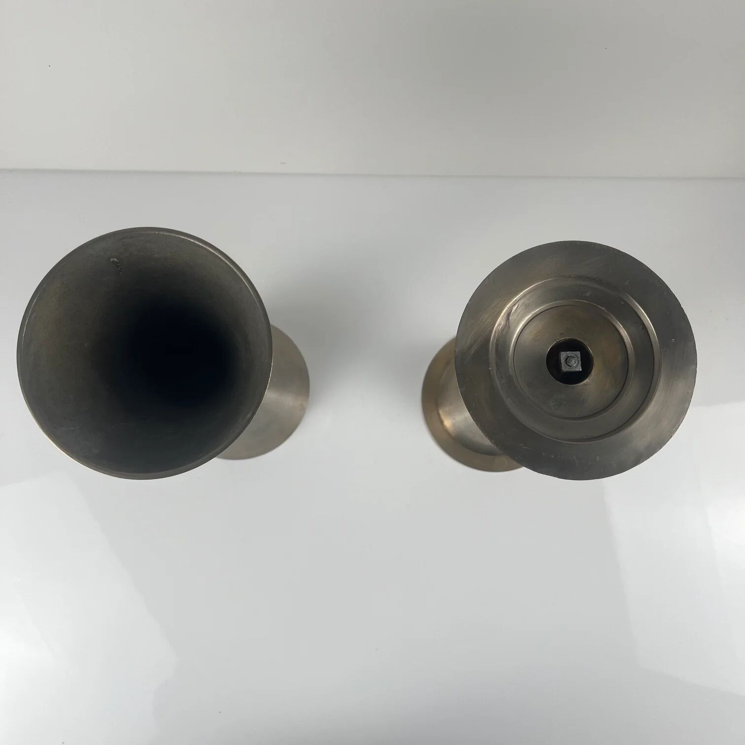 Rare pair of bell and candlestick in the shape of an hourglass, postmodern style - Memphis in metal, 1980.