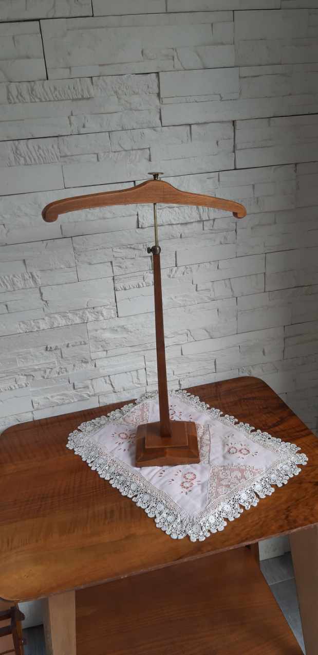 Présentoir de vitrine sur pied en bois et laiton vintage années 40/50 valet pour vêtements chemise