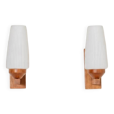 Paire de lampes murales en teck et verre opalin, années 1950/1960