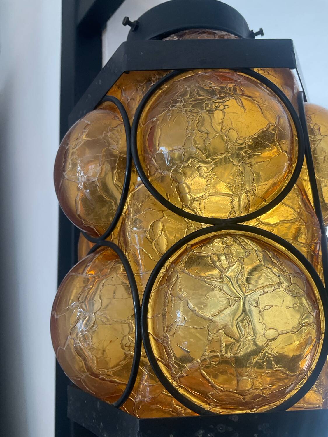 Suspension en verre ambré et fer forgé des années 60