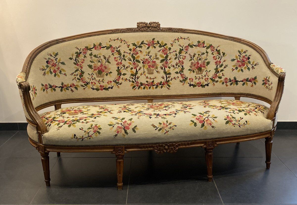 Sofa in walnut with basket shape from the Louis XVI period circa 1780