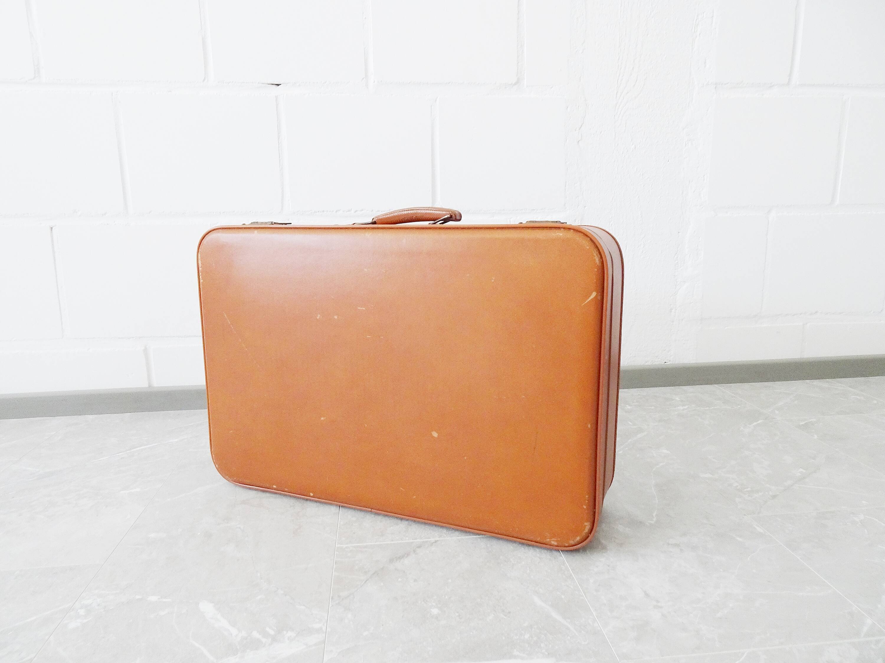 Valise de couleur cognac, valise dure