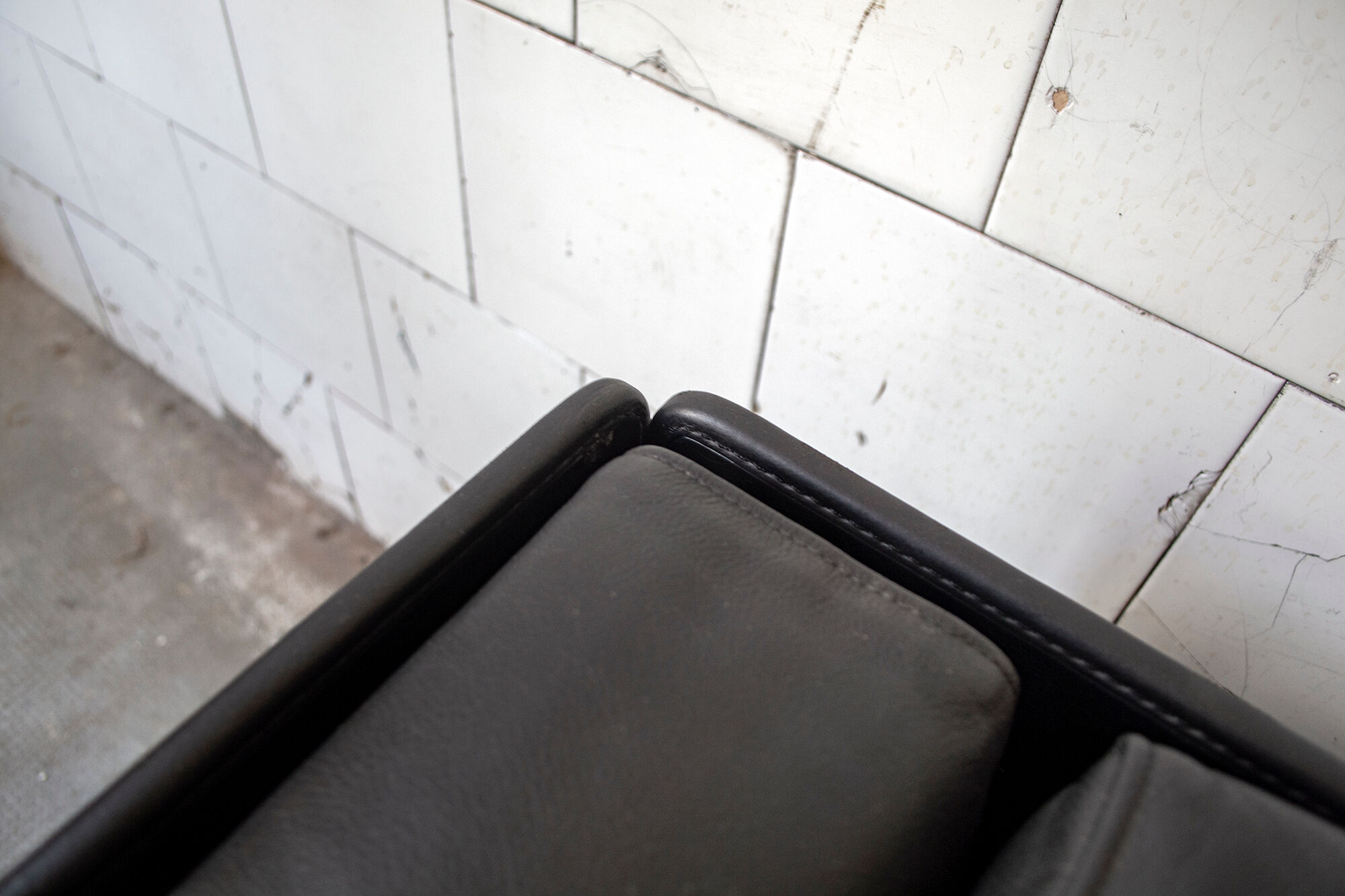 Pair of leather and leather armchairs by Zanotta Italia Anni '80