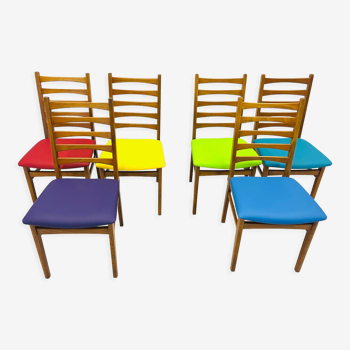 Ensemble de six chaises de salle à manger colorées