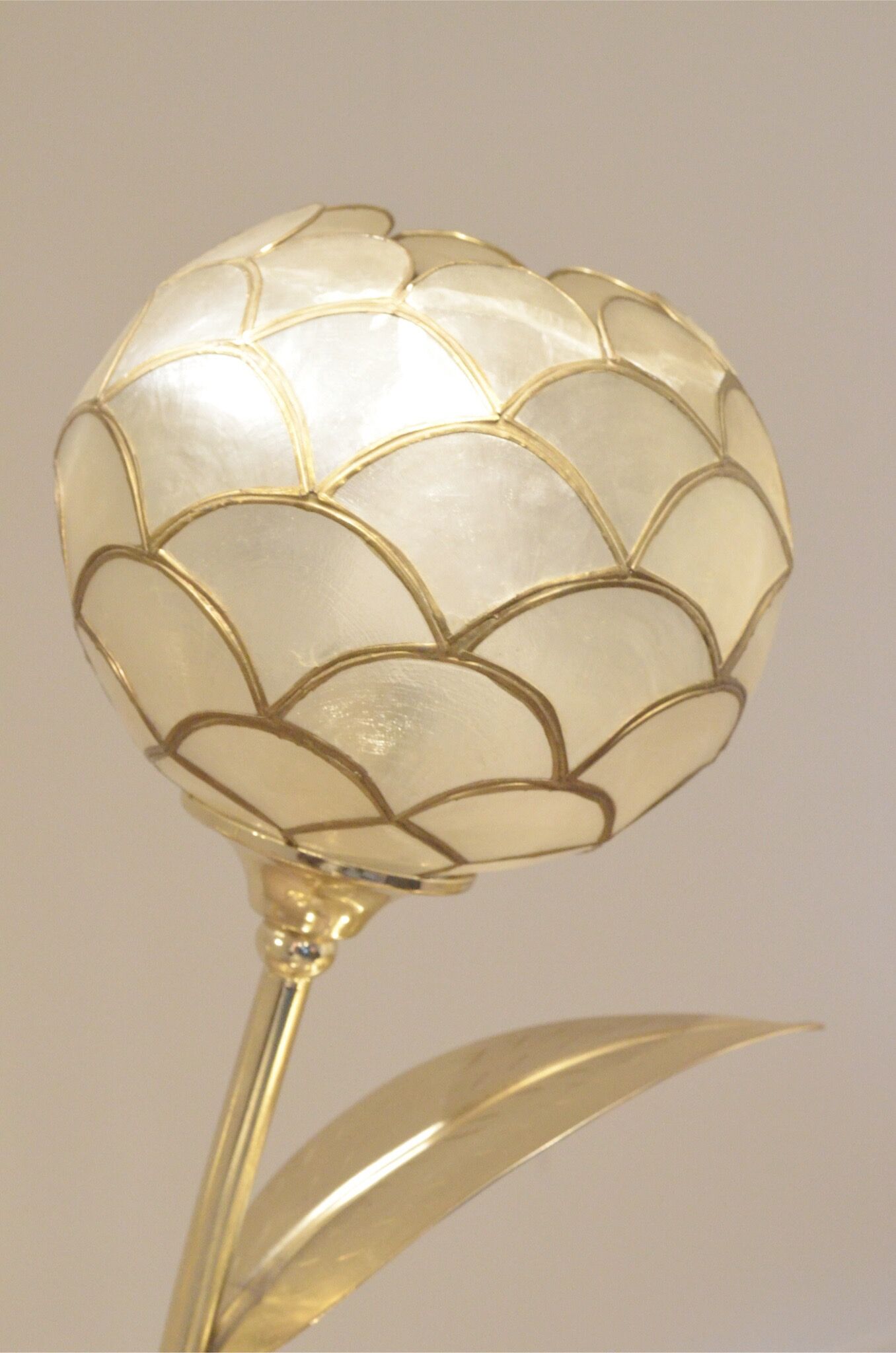 Lampadaire floral laiton & nacre 1970s