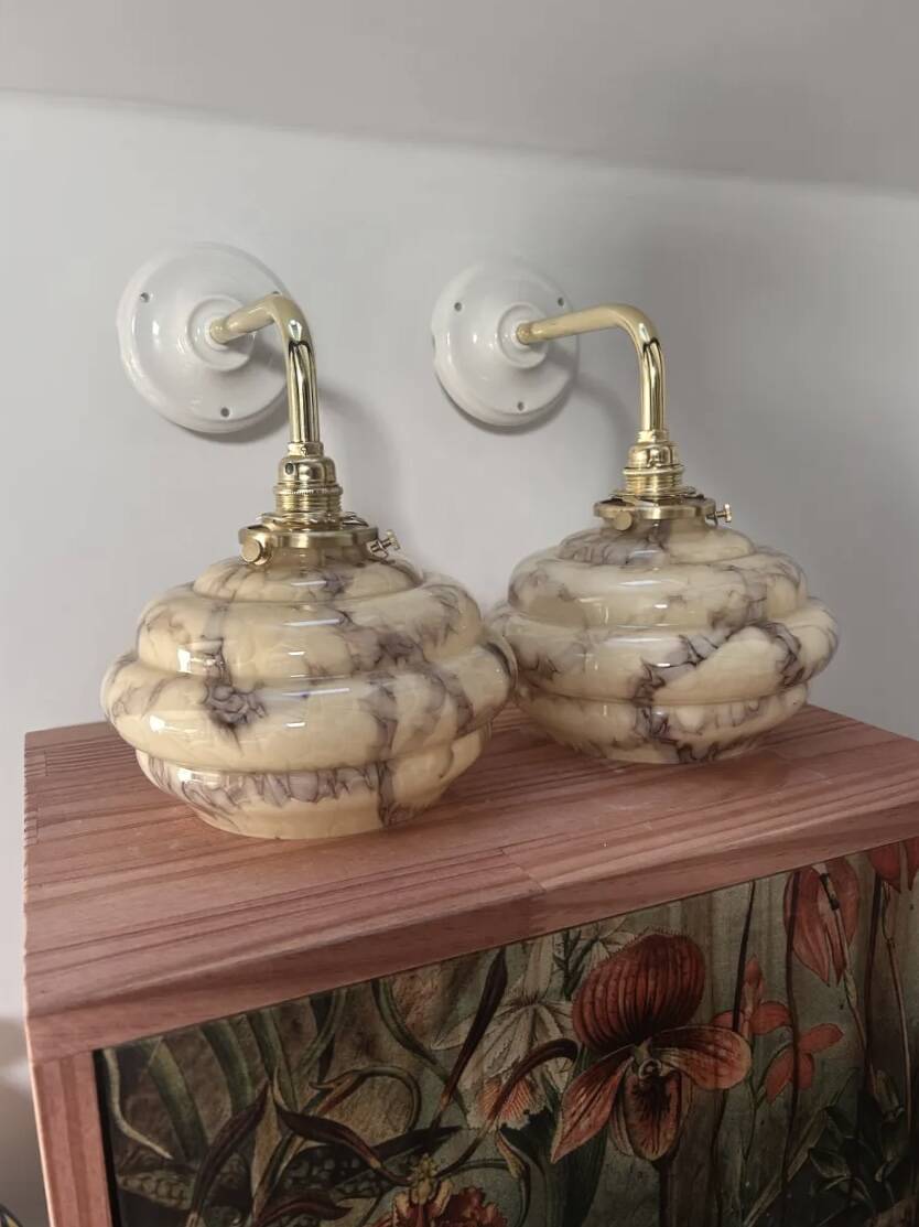 Paire d’appliques murales en opaline marbrée