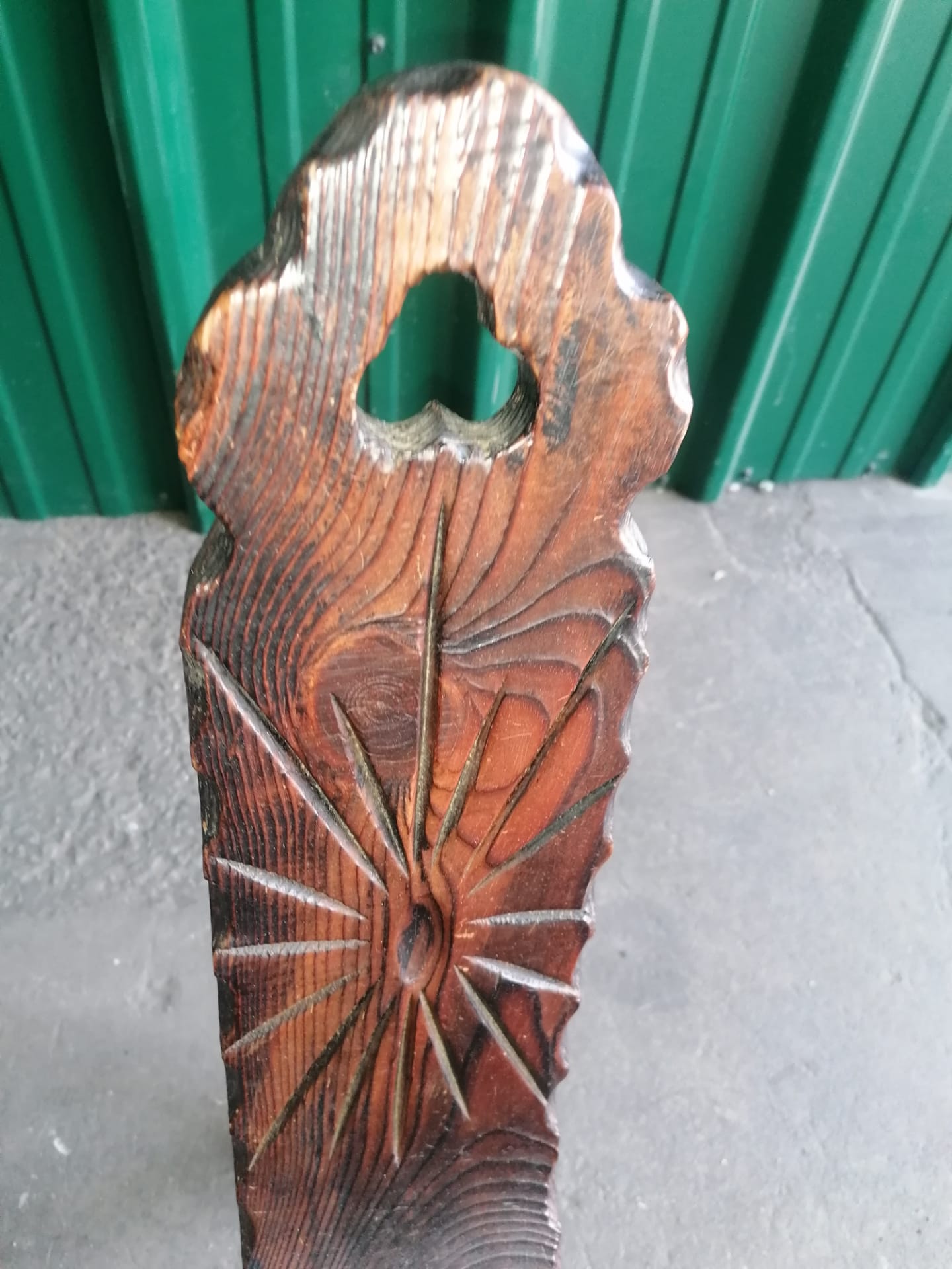 Chaise de montagne tripode en bois sculpté 1950