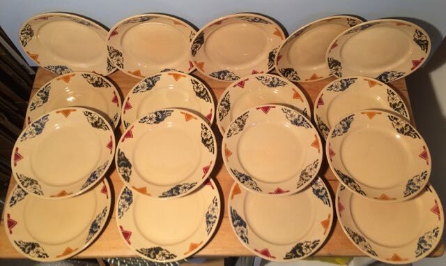 Large suite of 17 asiettes flat art déco
