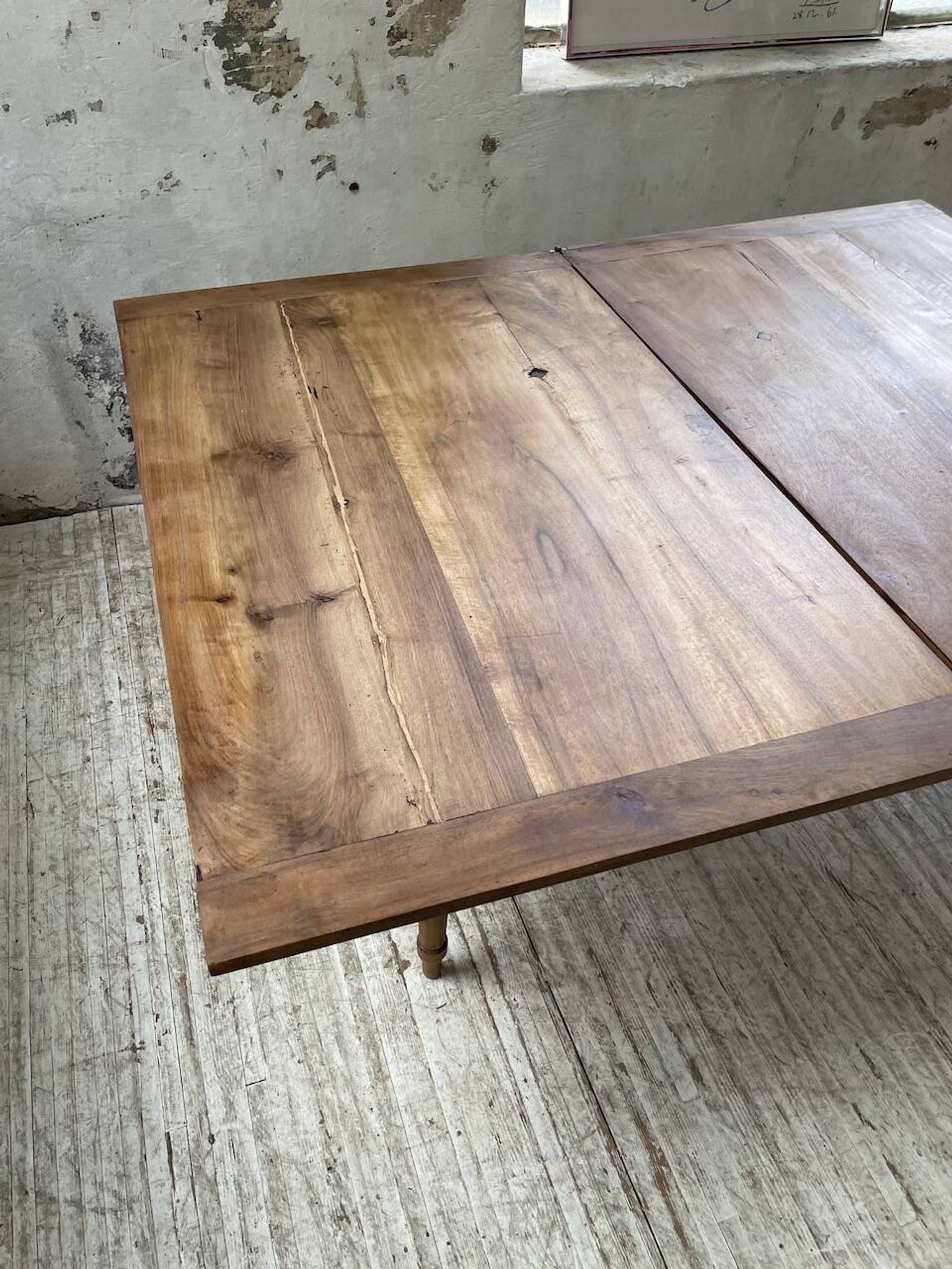 Table de ferme noyer plateau pivotable à allonges