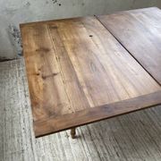 Table de ferme noyer plateau pivotable à allonges