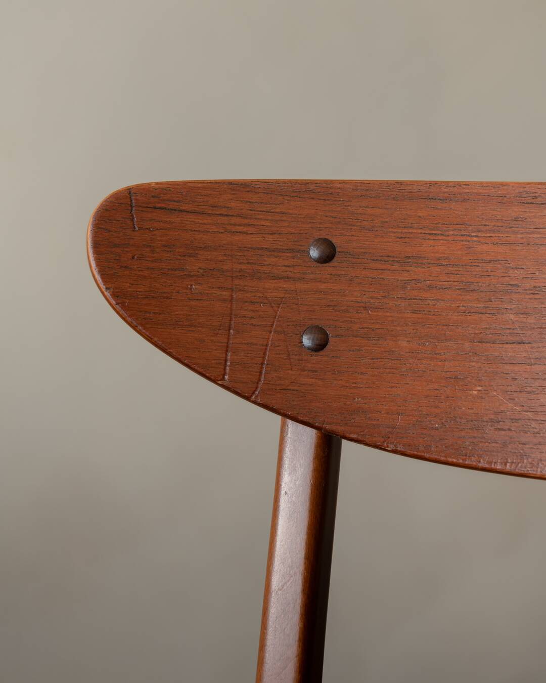 Ensemble de 6 chaises de salle à manger danoises des années 50 · Teck et Skai noir