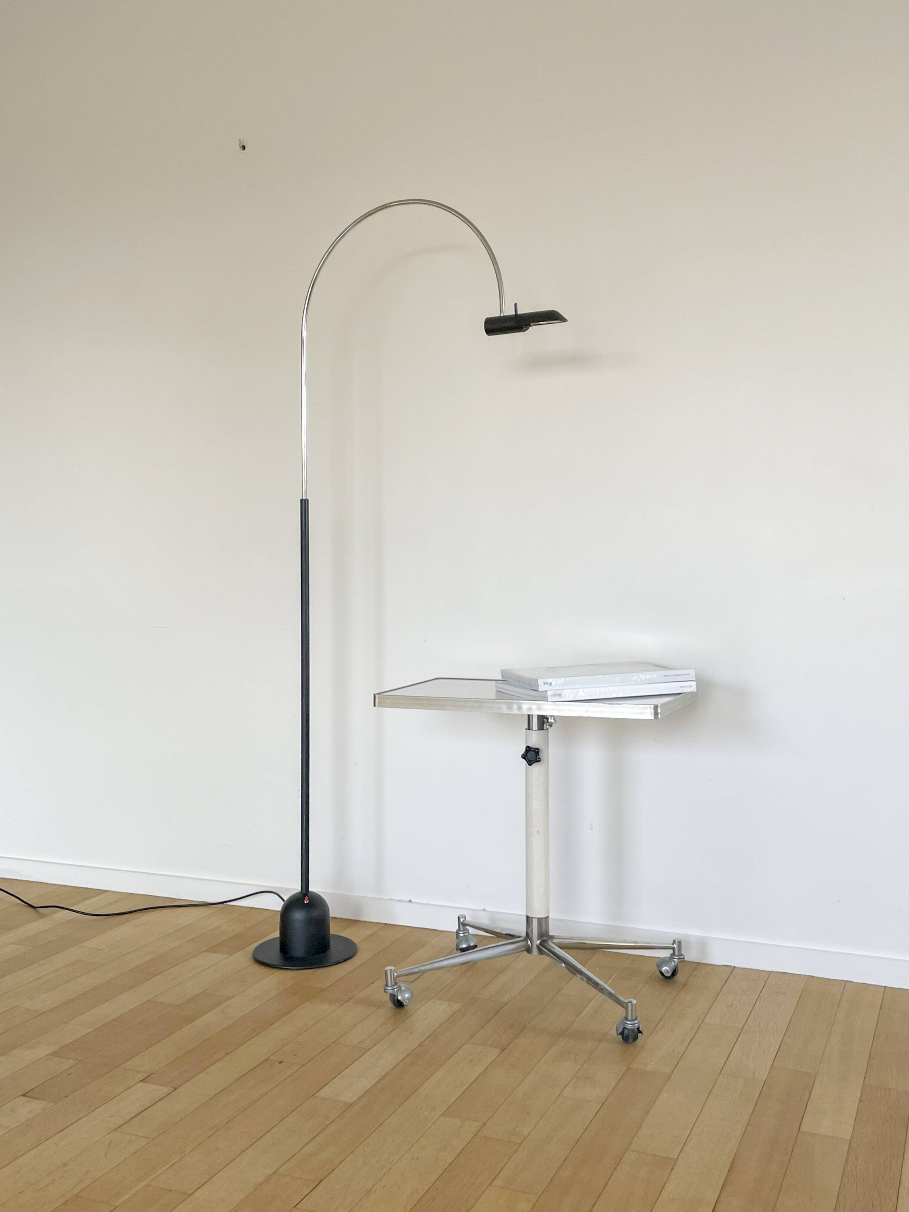 Tablet with chrome and white lacquered wheels