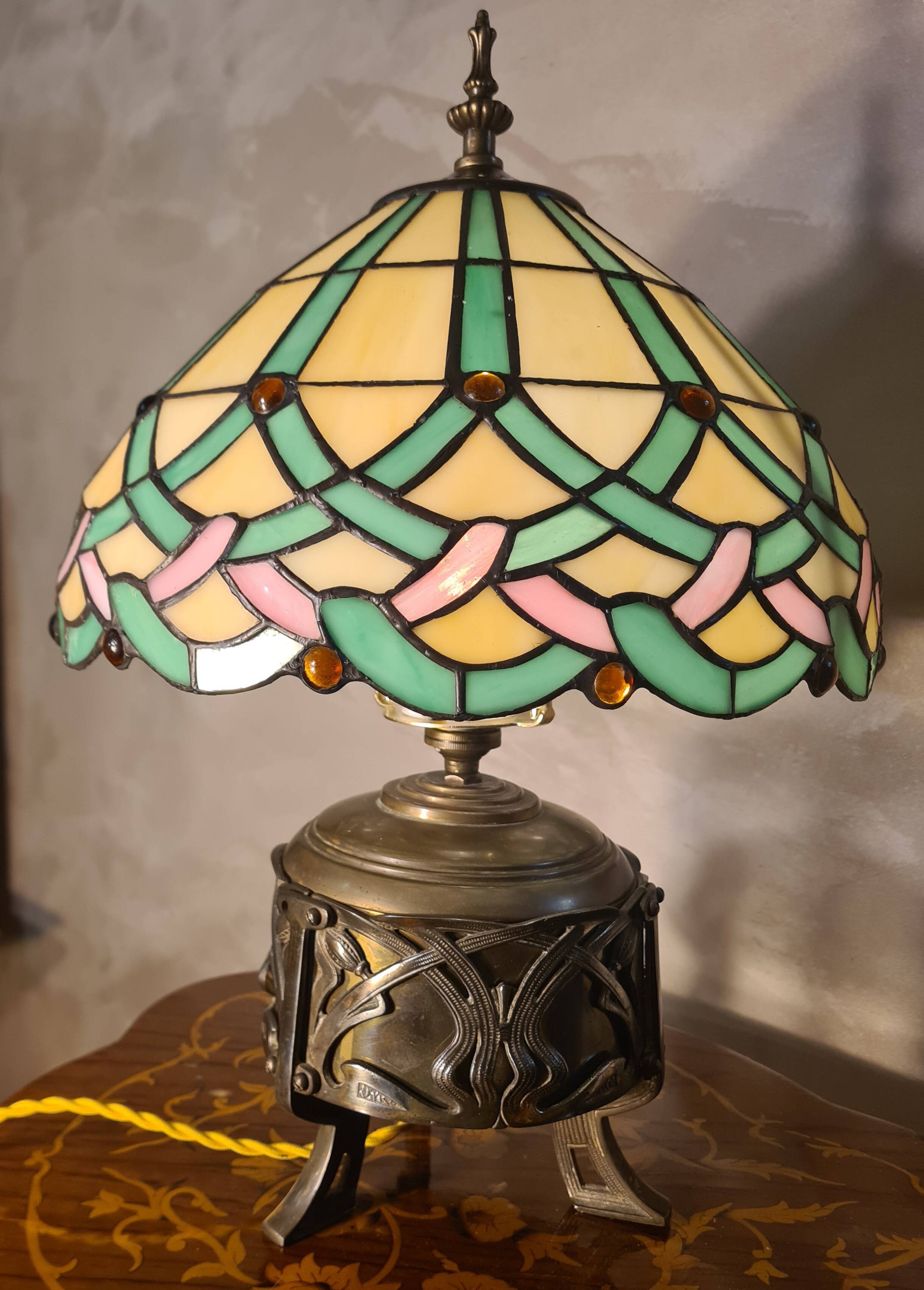 lampe bronze et laiton art nouveau 1900  et un abat jour en pate de verre e