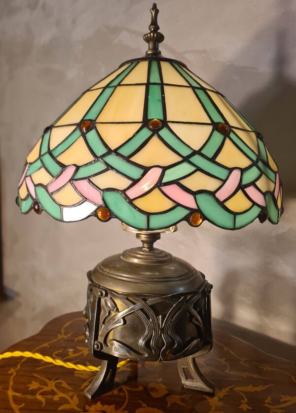 lampe bronze et laiton art nouveau 1900  et un abat jour en pate de verre e
