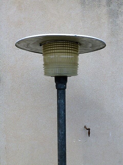 Industrial lamppost holophane 1954