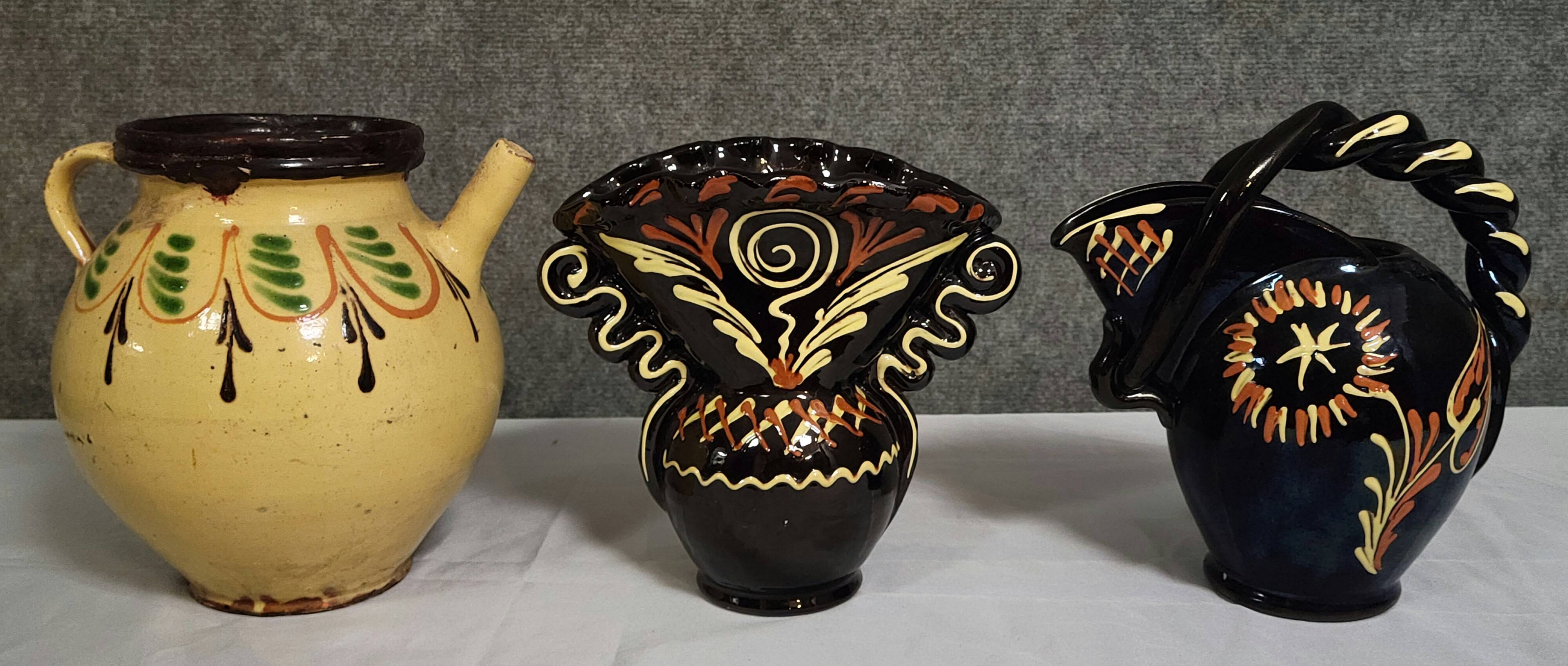 Ensemble composé de trois pièces en céramique vernissée