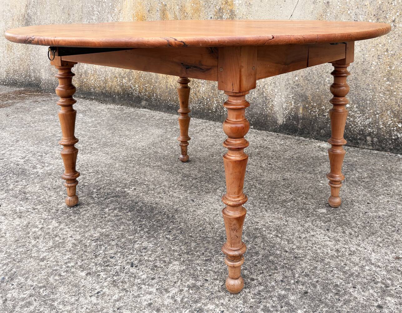 Round solid oak table with extensions, cabinetmaker's sliding mechanism,