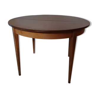 Extendable butterfly table tapered feet 70's