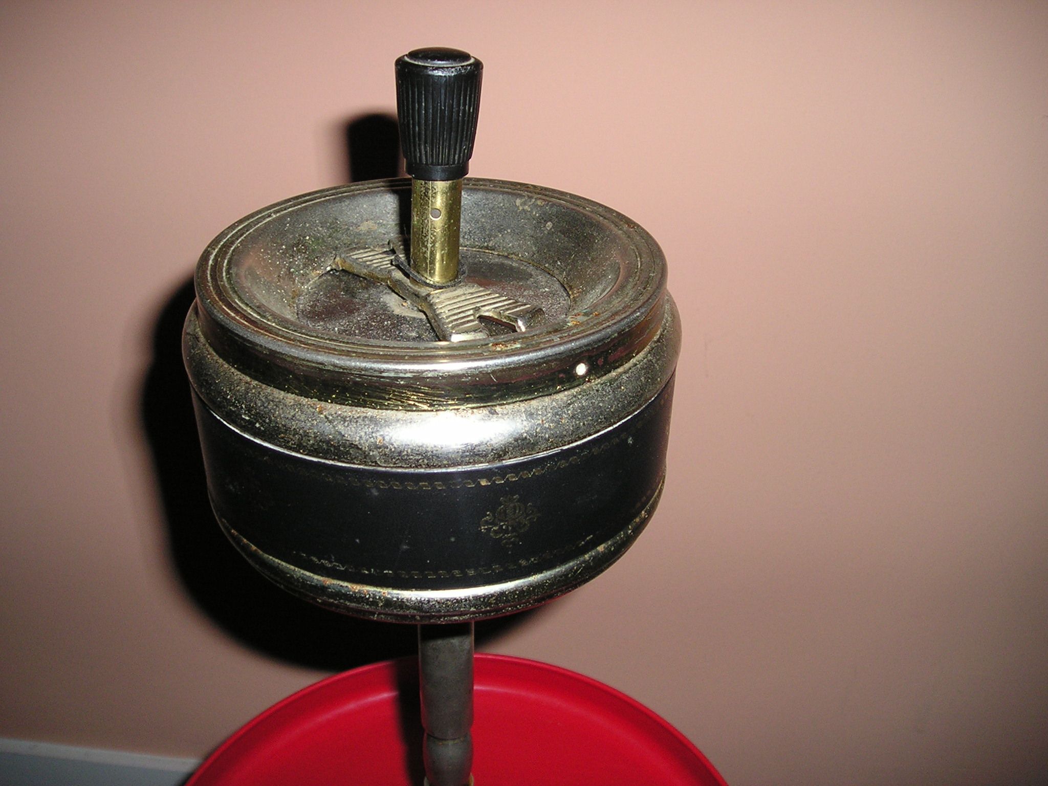 Cendrier sur pied tripode soucoupe rouge marquée "Assiette Volante"
