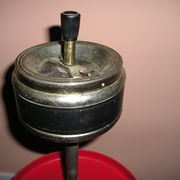 Cendrier sur pied tripode soucoupe rouge marquée "Assiette Volante"