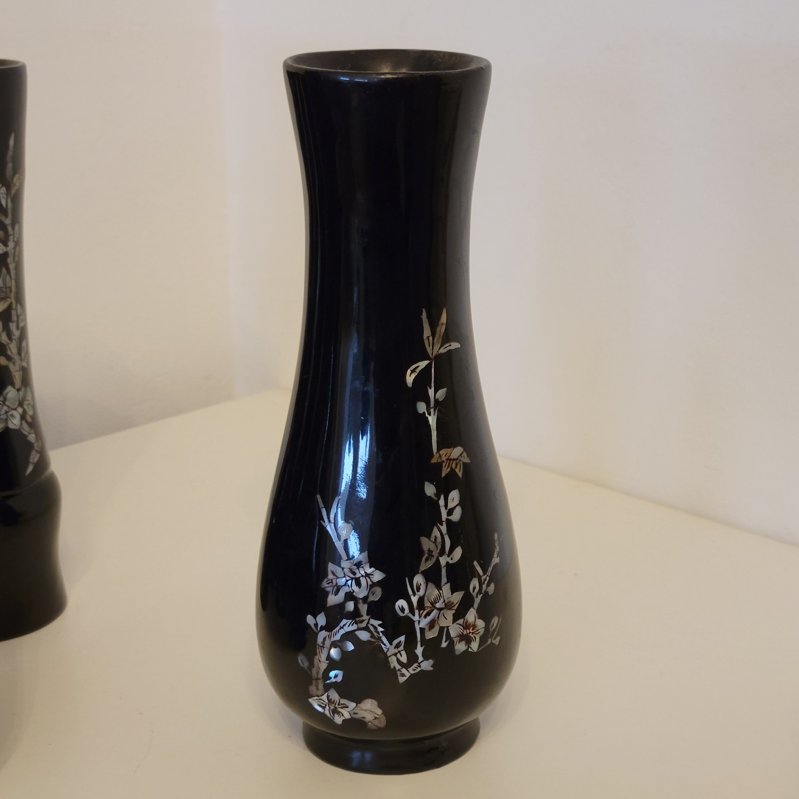 5 Vietnam vases black lacquered wood and mother-of-pearl inlays