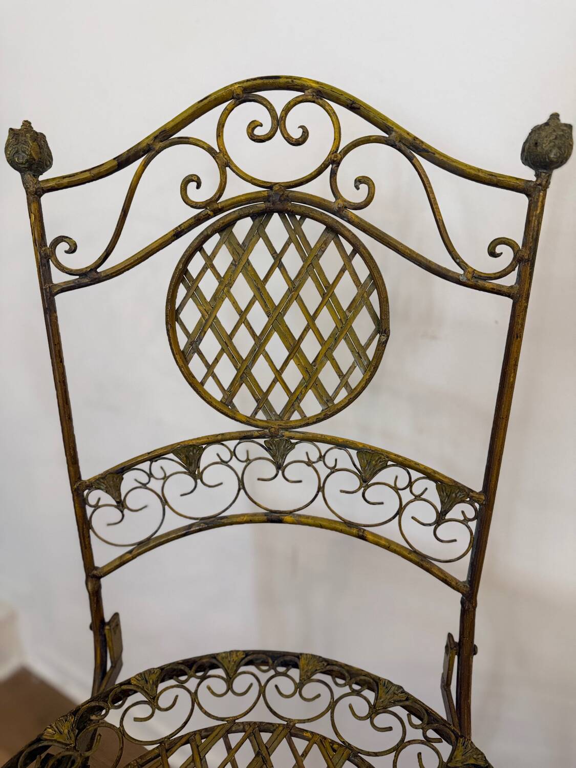 Paire de chaises hautes pliantes en fer forgé – Patine ocre – Style Ja